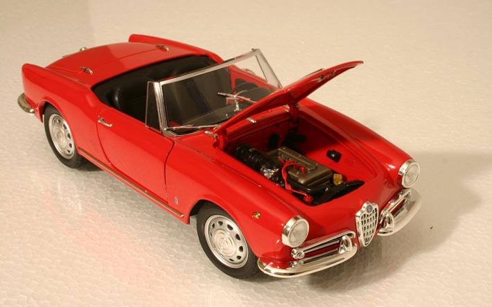 En förföriskt röd 1959 Alfa Romeo Giulietta Spider i skala 1/18 från Ricko