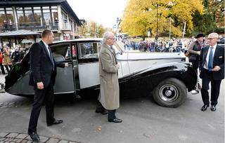 Invigning av Motalabron med kungen i Rolls-Royce