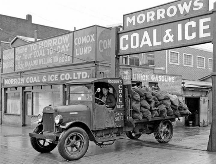 En 1915 Stewart 1-Tons Truck, lastad med kolsäckar lämnar Morrows Coal & Ice Ltd.