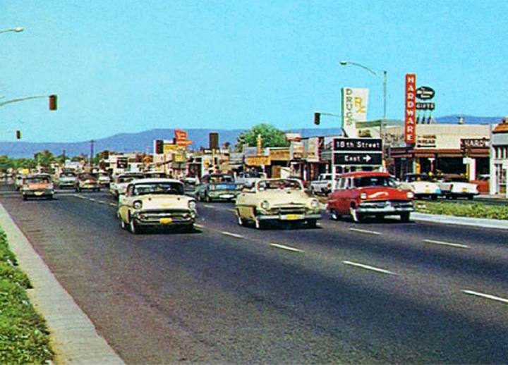 En härlig trafikbild från Costa Mesa i California i slutet på 50-talet.