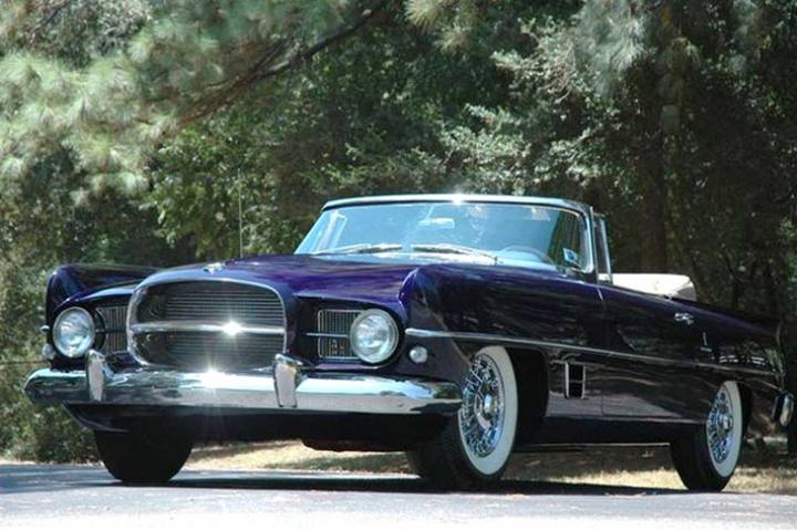 Denna 1958 Dual-Ghia påminner mycket om Chrysler-koncernes tjusiga dreamcars från 50-talets första hälft.