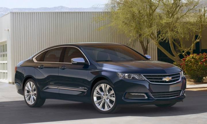 Svepande moderna linjer med ett litet stänk av 1965 Impala kännetecknar 2014 Chevrolet Impala.