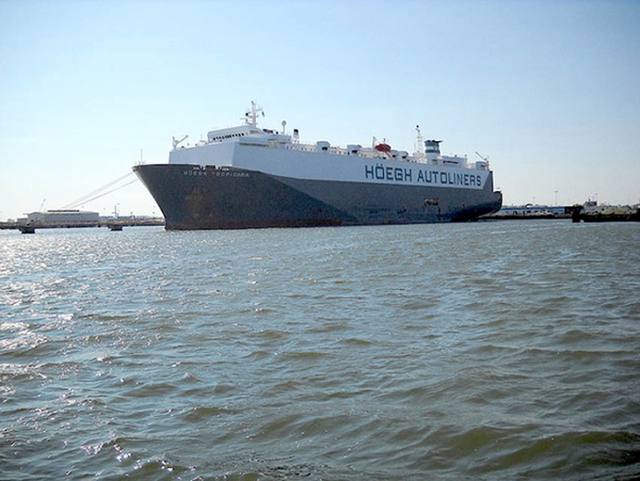 Ett modernt RoRo-fartyg som just trafikerar rutten USA—Holland och oftast med entusiastbilar.