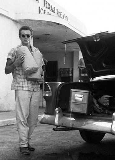 James Dean hämtar isblock i Texas 1955. Hans bil, en ny, men dammig 1955 Chevrolet.