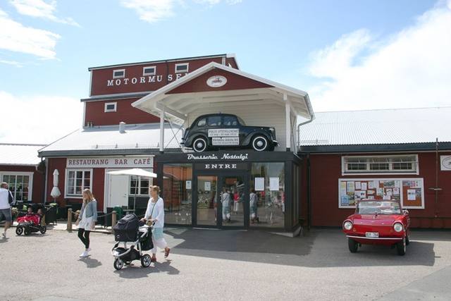 Den trivsamma entrén till Motala Motormuseum. Till höger i bild syns en 1968 Amphicar, som är ett tysktillverkat amfibiefordon. Bilen var främst avsedd för den amerikanska marknaden.