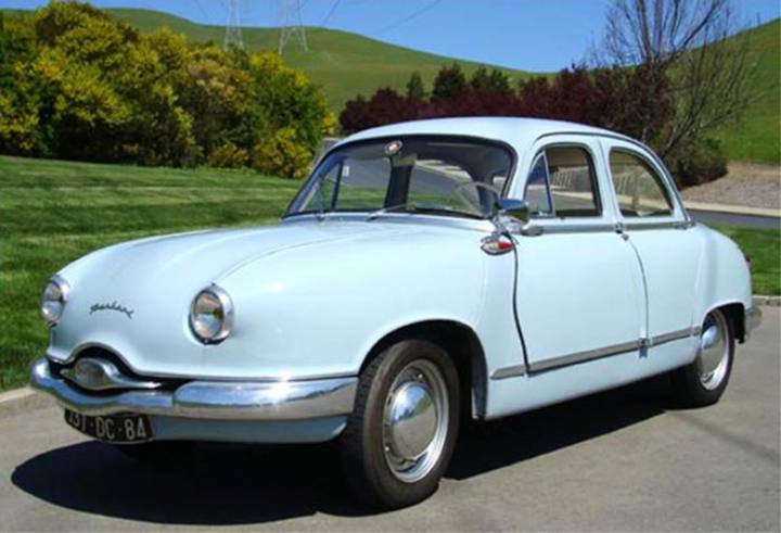 1957 Panhard Dyna 54 gavs en brödlimpeliknande design för minsta luftmotstånd.