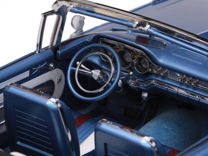 Instrumenteringen på 1959 Pontiac är en fullträff och suveränt återgiven på modellbilen.