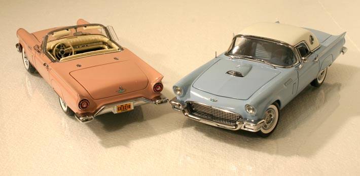 1957 Ford Thunderbird finns tillgänglig i blå och rosa, som båda är originalkulörer. Foto: Richard E. Olfwenstam.