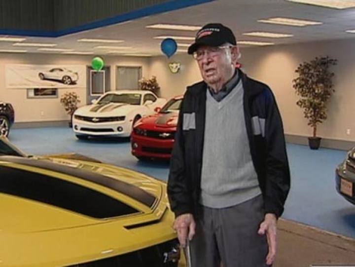 Virgil Coffman, 101 år, är den äldste kände köparen och brukaren till en 2010 Chevrolet Camaro SS.