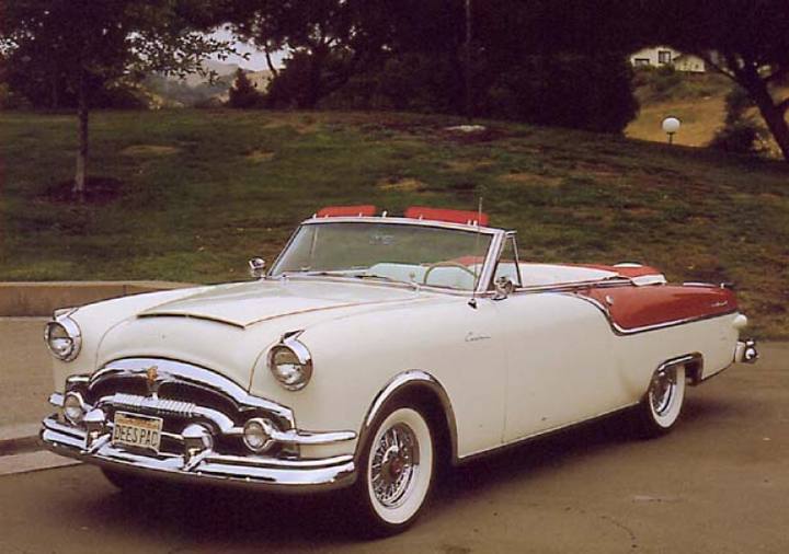 En av de fantastiska 1954 Packard Caribbean. Kvar från 1953 finns luftintaget i motorhuven. Dett var sista årsmodellen med den klassiska grillen.