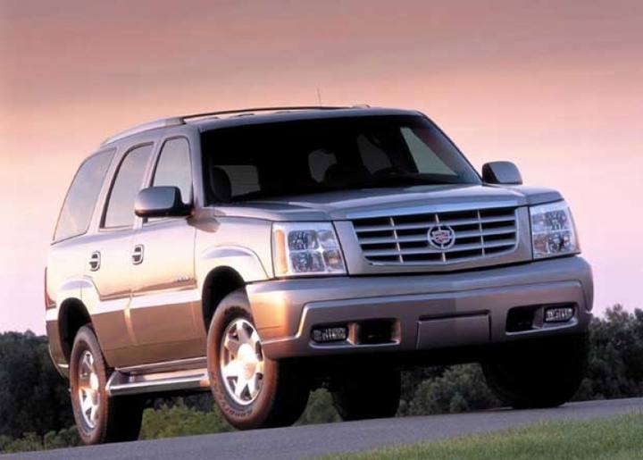 2002 Escalade känns lätt igen på den typiska Cadillac-grillen, som ger mycket mer märkestillhörighet än tidigare.