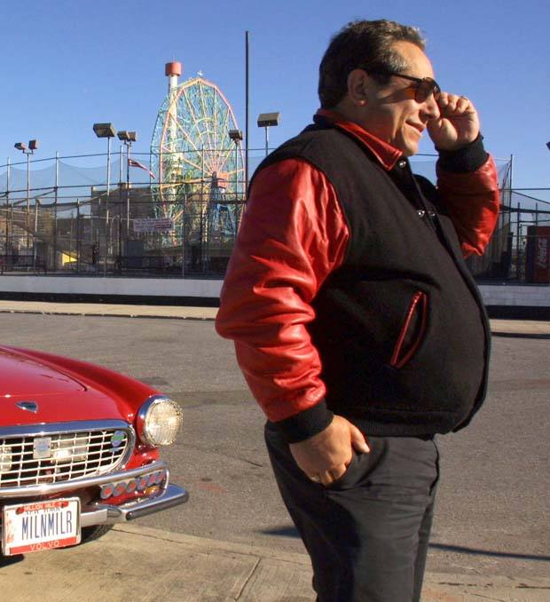 60-årige Irv Gordon är fysiklärare på Long Island, New York, USA och har kört sin P1800 cirka 322.000 svenska mil. Man torde kunna påstå att det är en nöjd Volvo-ägare!