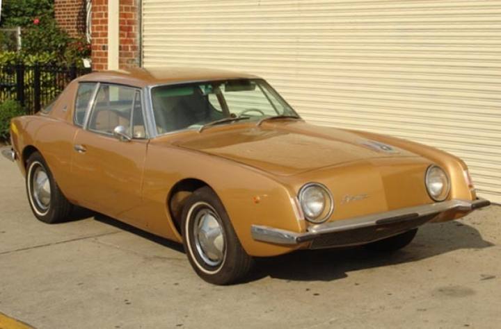 Denna 1963 Studebaker Avanti R1 var till salu för $14.500 hos en bilfirma i delstaten New York. Man ansåg att bilen var i excellent skick, den kom från California, hade ett mycket vackert underrede och hela bilen var utan rost. Det sistnämnda kanske inte är så konstigt. Som flertalet av våra läsare känner till är karossen i plast, precis som alla Corvette!
