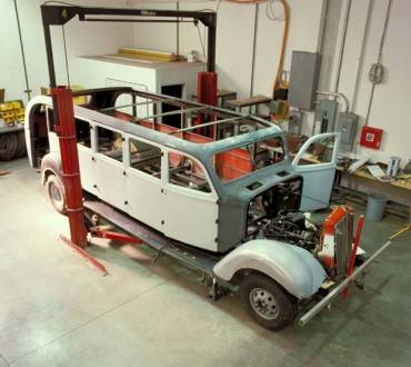 De gamla busskarosserierna har renoverats pietetsfullt och återställts till originalutförande.