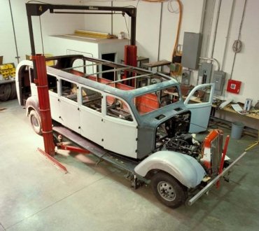 De gamla busskarosserierna har renoverats pietetsfullt och återställts till originalutförande.