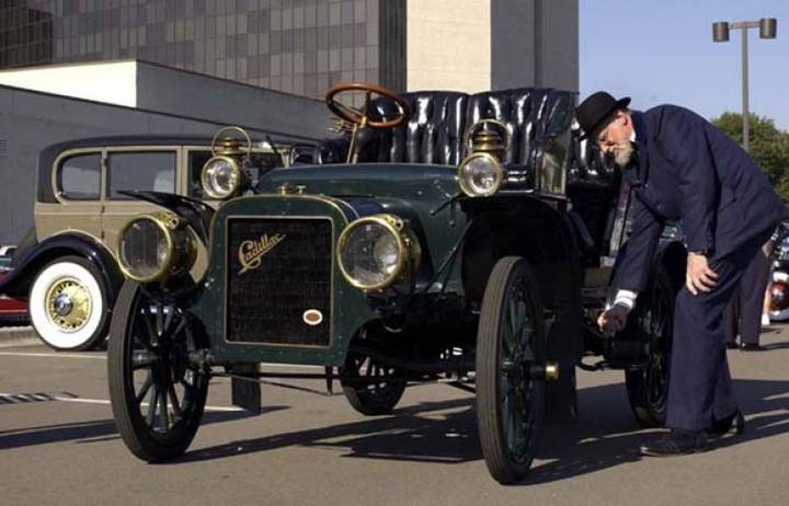 Bob Elton arrangerade den här bilden där han återskapar Henry Leland, startande en 1907 Cadillac Model K. Motorn är 1-cylindrig på 10 hk och det var fortfarande startvev som gällde.