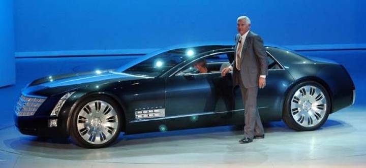 Produktchefen Bob Lutz poserar vid Cadillac Sixteen på årets bilsalong i Detroit. I strikt tusendollarskostym och silverglänsande hår är Bob en bra representant för den kategori bilköpare Sixteen skulle vända sig till.