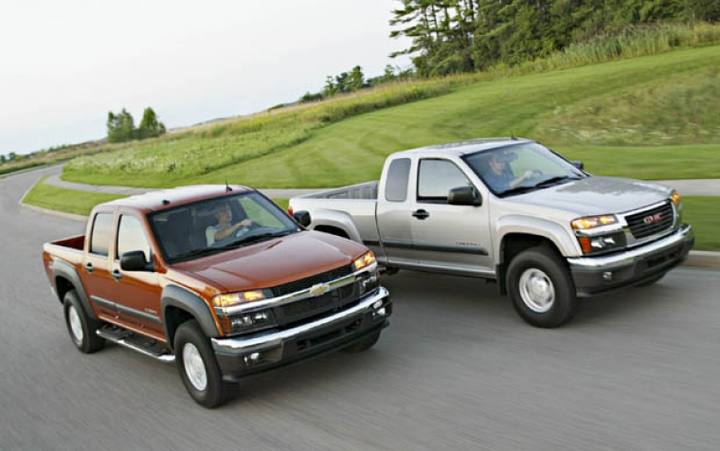 Här rusar de nya båda tvillingarna Chevrolet Colorado och GMC Canyon fram, sida vid sida.