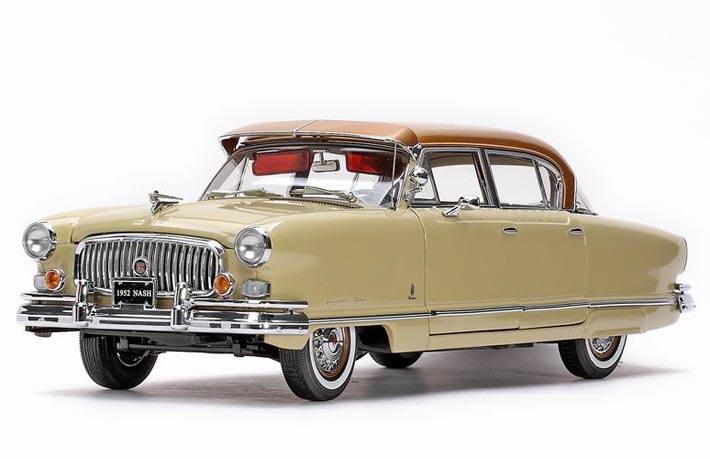 1952 Nash Ambassador Custom 4dr Sedan i skala 1/18. Lackerad i Anniversary Gold Metallic och Champagne Ivory.