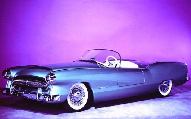 En originalbild på 1954 Plymouth Belmont, lackerad i medium metallic Azure Blue.