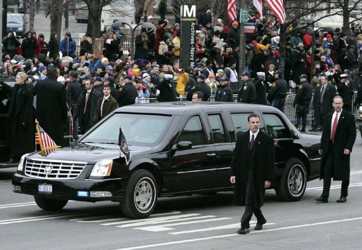 President George W. Bush färdas här på Pennsylvania Avenue den 20 januari 2005, omgiven av personal från Secret Service. Observera utryckningslamporna under främre stötfångaren.