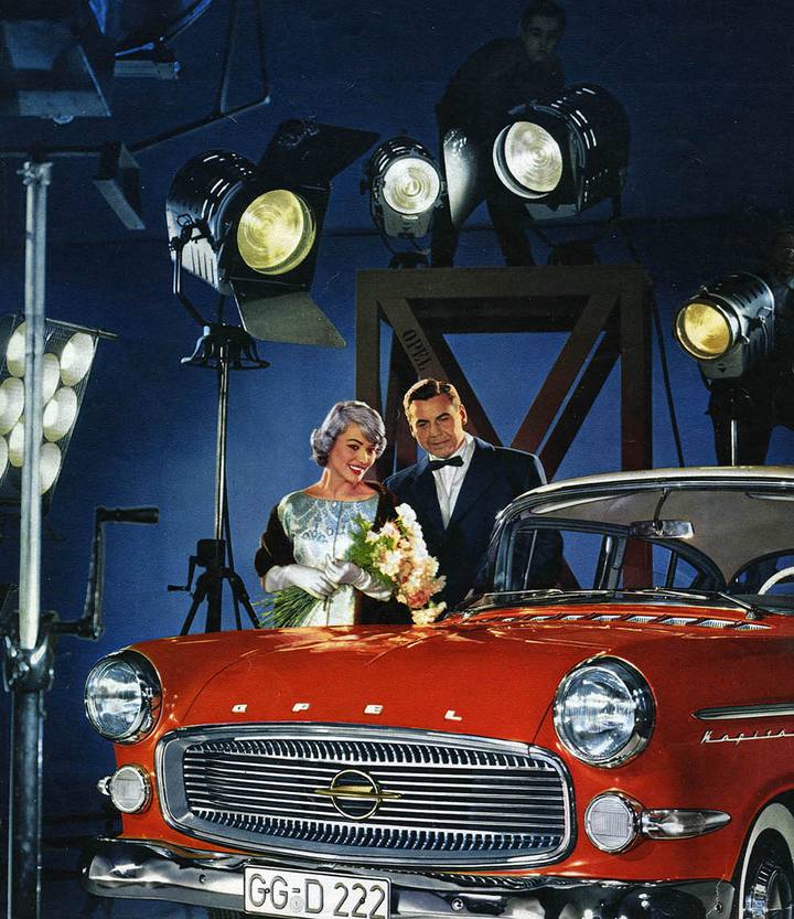 Världspremiär för nya Opel Kapitän. Här speglas den nya bilen som en filmstjärna och mycket riktigt använde Opel också sin slogan ”En vagn i världsklass”.