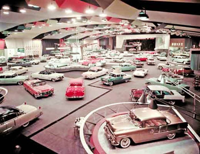 Serietillverkade 1955 års modeller. I förgrunden den 50 miljonte bilen av märket Chevrolet!