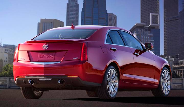 Kort och tvär akter som det anstår en sportig sedan. Självklar med vertikalt placerade baklampor på känt Cadillac-manér.