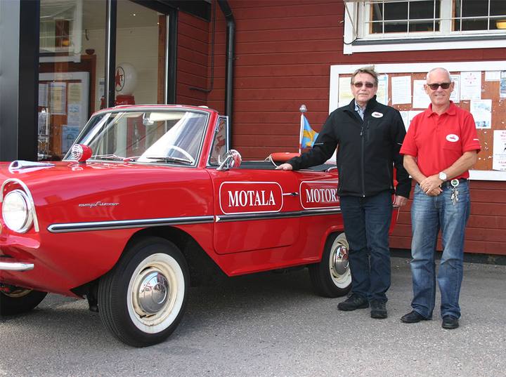 Johan Rahm till vänster och Jan-Ove Boll vid 1968 Amphicar.