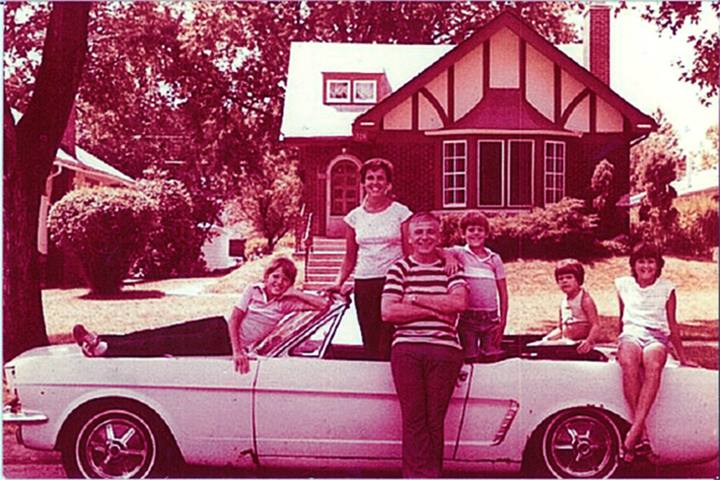 Familjen samlad på 70-talet då vagnen användes som bruksbil.