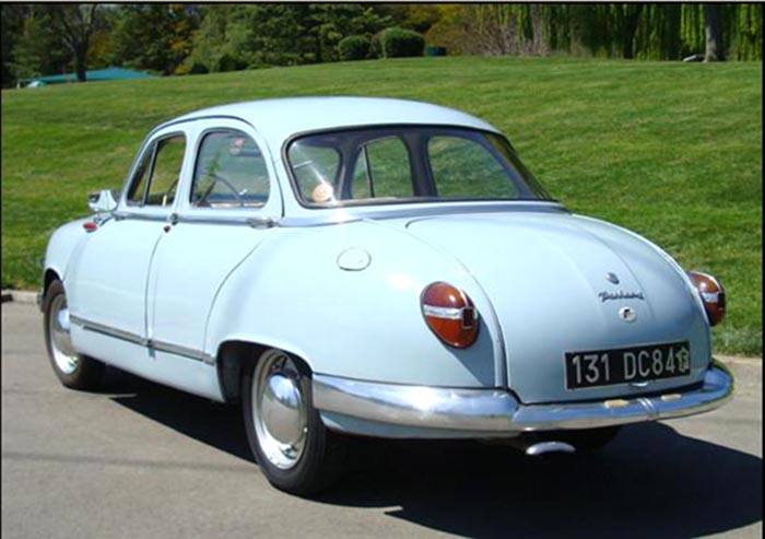 Större baklampor kom till 1957, liksom ändrad instrumentpanel och mindre förändringar i hjulupphängningen.