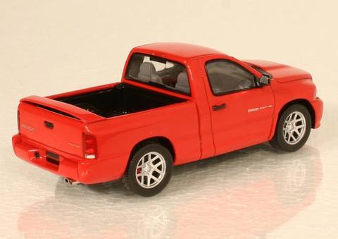 Dodge RAM SRT-10 med kort flak och spoiler över aktern! När det finns mycket nytta och ännu mer nöje! Foto: Richard E. Olfwenstam.