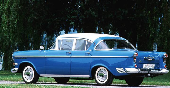 Amerikansk influens på alla punkter. Visst ser vi det nära släktskapet med 1958 Impala Sport Coupe vad beträffar bakrutan, som återfanns på samtliga övriga GM-märken i USA det året.
