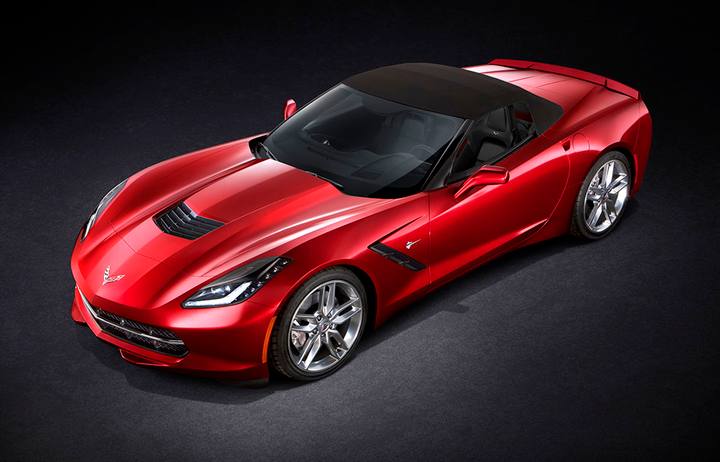 Även med suffletten uppfälld ger Corvette Stingray Convertible stor harmoni i linjerna.