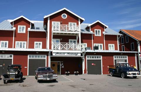 Hotell Nostalgi ligger i 90 graders vinkel intill muséebyggnaden. Åker man genuin entusiastbil hänvisas man till trygg parkering utanför hotellentrén.