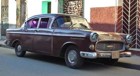 CUBA — Nu mer än någonsin uppvisas ett underbart frosseri i bilnostalgi!