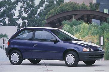 Swift konstruerades på 70-talet och introducerades 1983. En 20 år gammal bilmodell som inte borde få lov att säljas här! På bilden en 2dr hatchback, men till Sverige kommer enbart 4dr hatchback.
