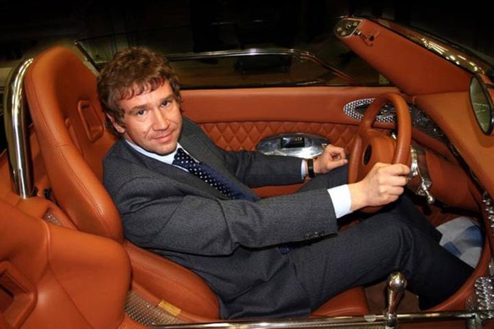 Vladimir Antonov gillar exklusiva sportvagnar och poserar här i en Spyker. Frågan många ställer sig är, huruvida Antonov är en gangster och har tjänat miljarder på organiserad brottslighet?