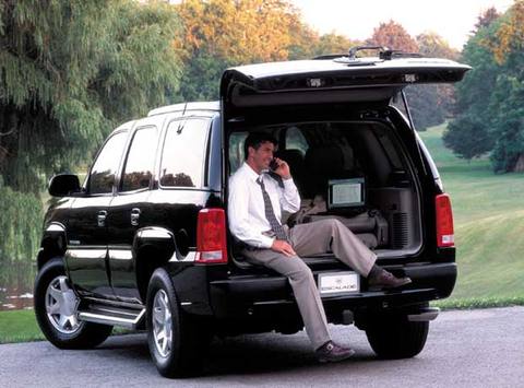 Med Escalade vänder sig Cadillac till en betydligt yngre målgrupp än tidigare. Åldern beräknas till 45-55 år och endast cirka 55 procent är män. Statistiken pekar på att hushållet har en årsinkomst överstigande 1,4 miljoner SEK om det finns en Escalade i vagnparken.