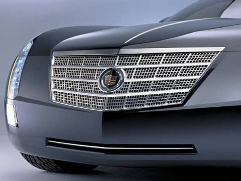 Grillen visar omedelbart att det är en ny Cadillac, men liksom aktern är fronten väldigt oskyddad. Får vi be om en stor, kraftig, kromad stötfångare?