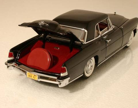 1956 Continental Mark II i skala 1/18 från Yat Ming är Black & White för finsmakare