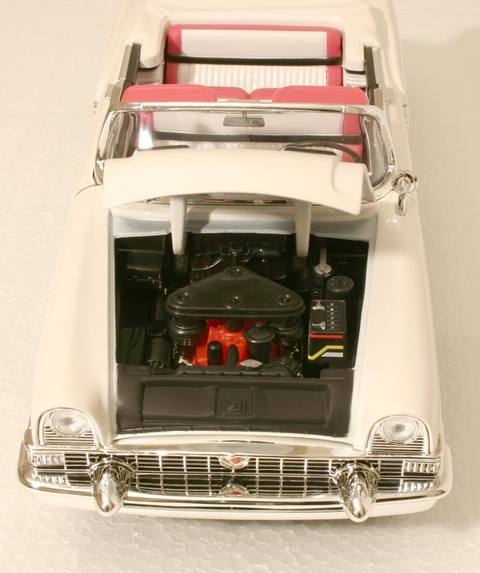 1955 Packard Caribbean fortsätter tillverkas, men nu i skala 1/18