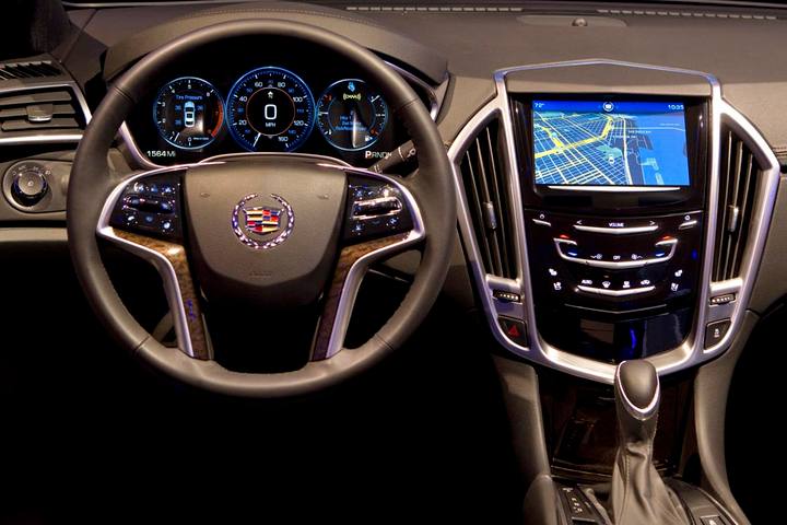 Cadillac ATS med CUE instrumentering och färganpassad ratt. Massor av reglage är placerat bekvämt inne i ratten.