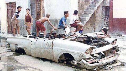 CUBA — Nu mer än någonsin uppvisas ett underbart frosseri i bilnostalgi!