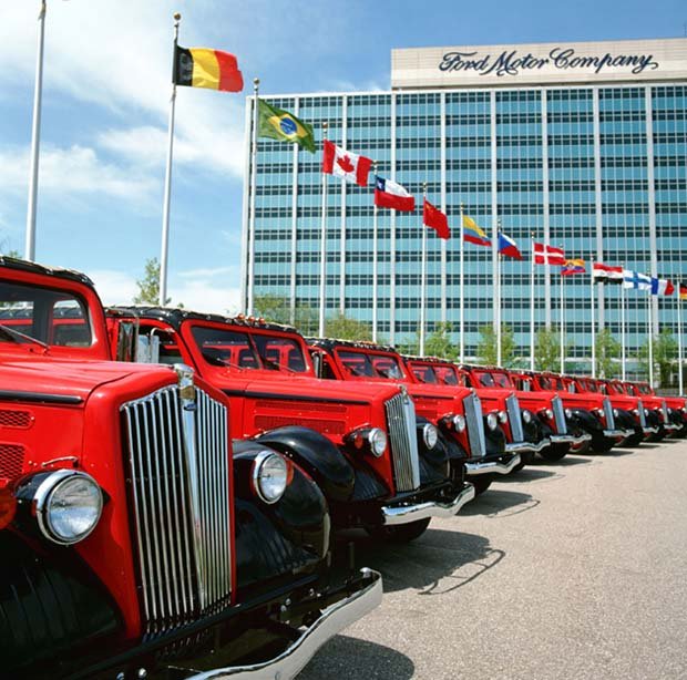 En del av bussarna uppställda utanför Ford World Headquarters i Dearborn, Michigan i väntan på leverans sommaren 2002.
