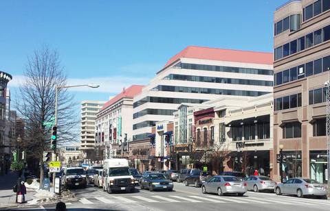 Här rusar trafiken fram på Wisconsin Avenue i stadsdelen Heights. Från välrenoverade äldre hus i Georgetown till supermodern bebyggelse i Heights. En positiv bild av USA.
