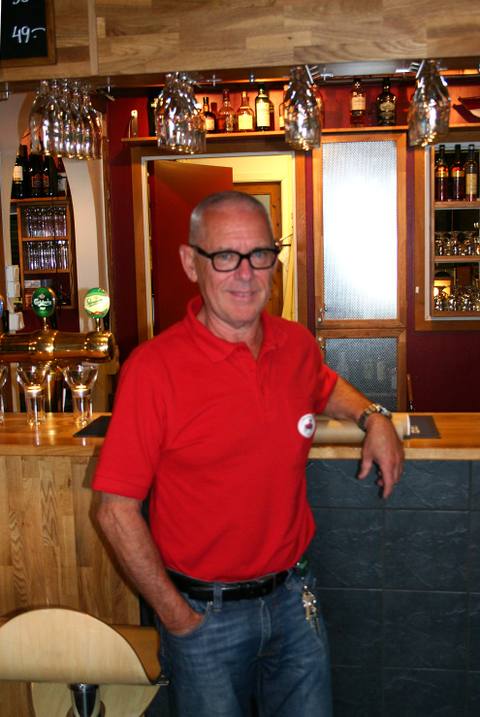 Jan-Ove Boll vid receptionsdisken, där man även beställer mat om så önskas. Bakgrunden bekräftar att man har fullständiga rättigheter.