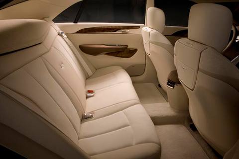 XTS Platinum har ett bekvämt baksäte med relativt generösa utrymmen.