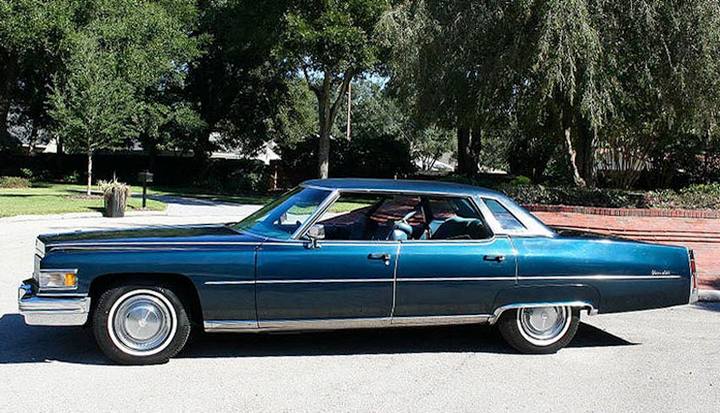 1976 Cadillac Sedan de Ville i all sin elegans.