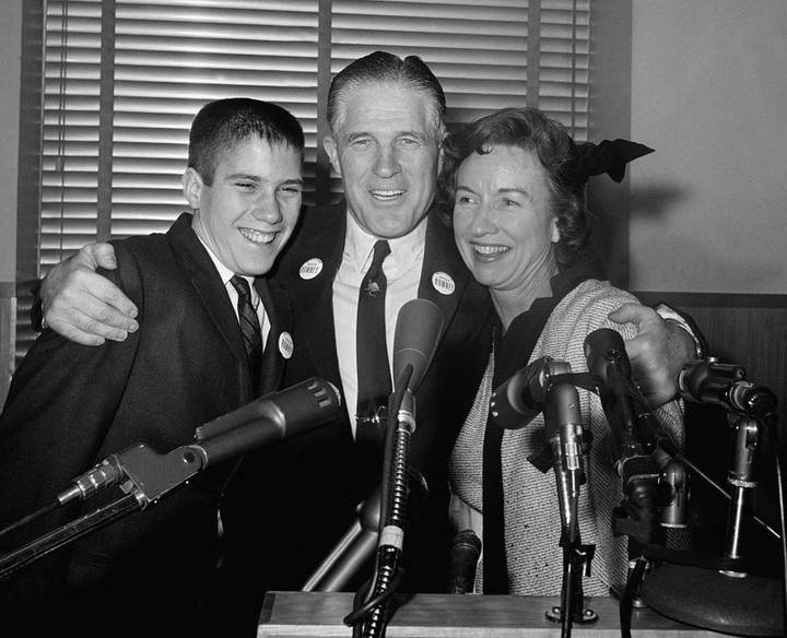 Mitt Romney som tonåring tillsammans med far George och mor Lenore.